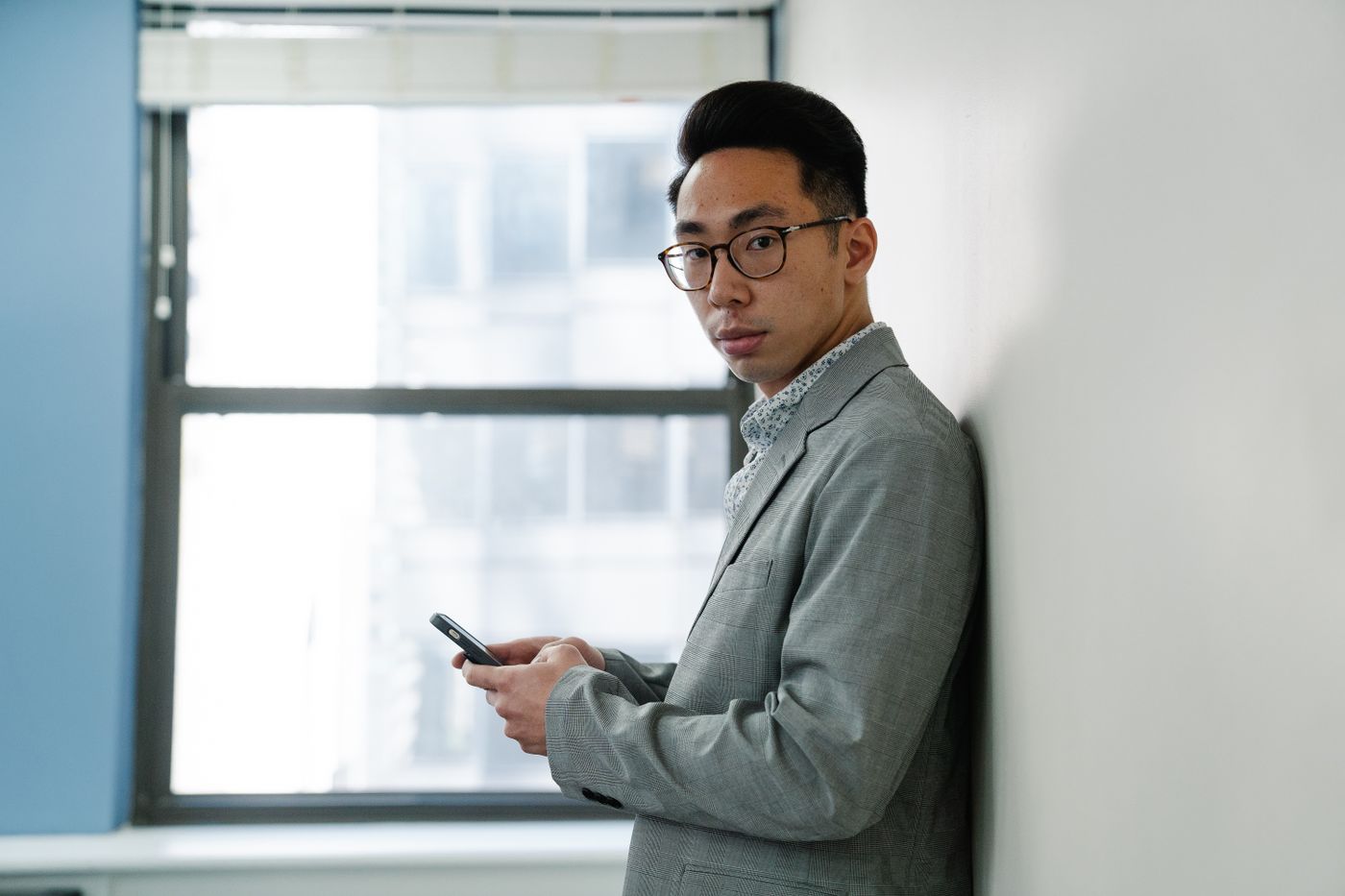 スマホで予定を確認するビジネスパーソン
